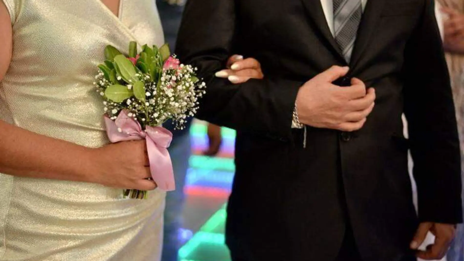 Pareja celebra su boda